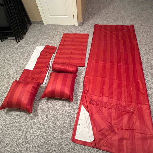 Bed skirt and pillow set. - Picture 1 of 4